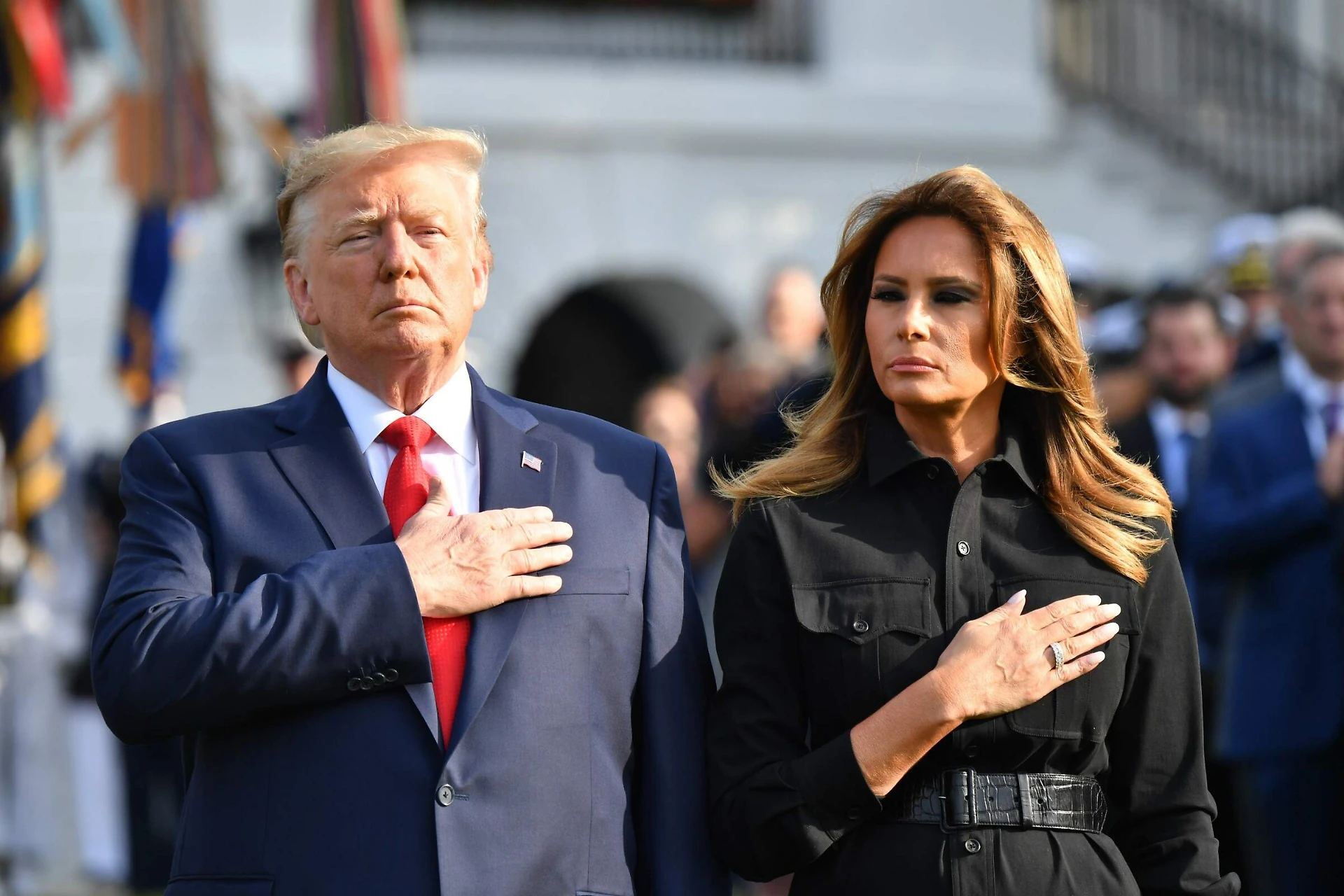 Melania Trump, quel dettaglio del trench proprio il giorno dell'anniversario dell'11 settembre. Imperdonabile