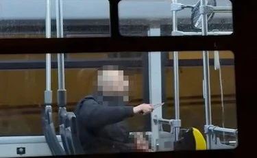 Napoli, l'uomo che ha sequestrato una donna sul tram morto suicida in ospedale