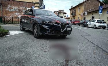Pavia, sorprende i ladri in casa e li insegue: travolto dal loro Suv