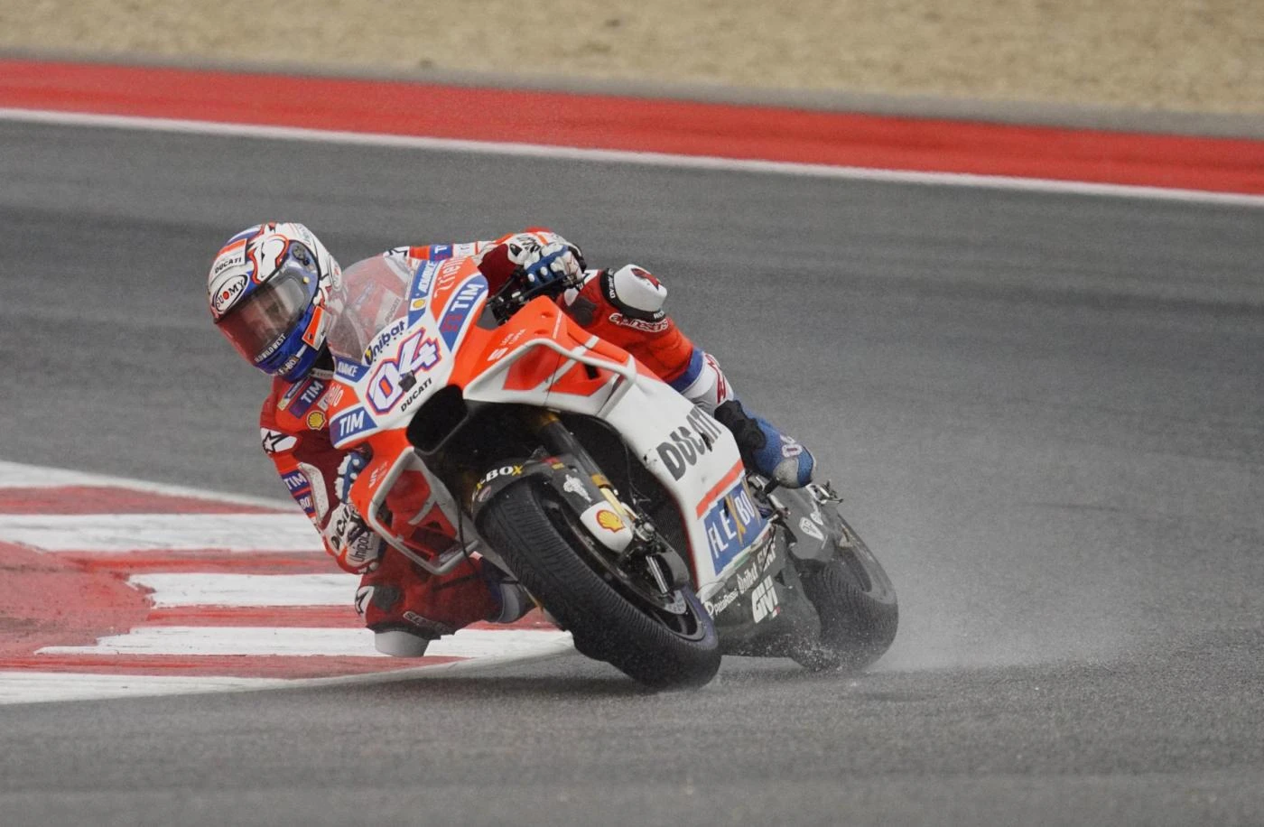 MotoGp, Giappone: Andrea Dovizioso batte Marc Marquez all&apos;ultima curva, vince e si porta a 11 punti dalla vetta