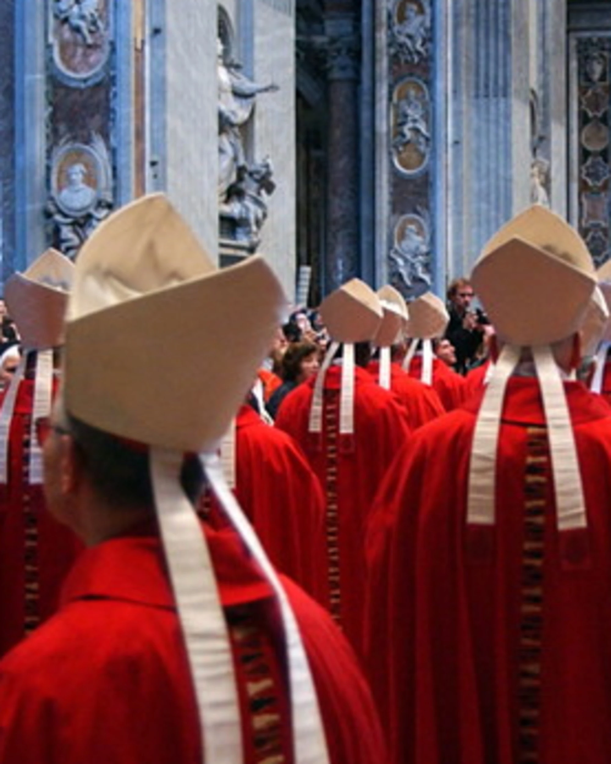 Conclave, il cardinale svuota il frigo-bar. E quando deve pagare il conto...
