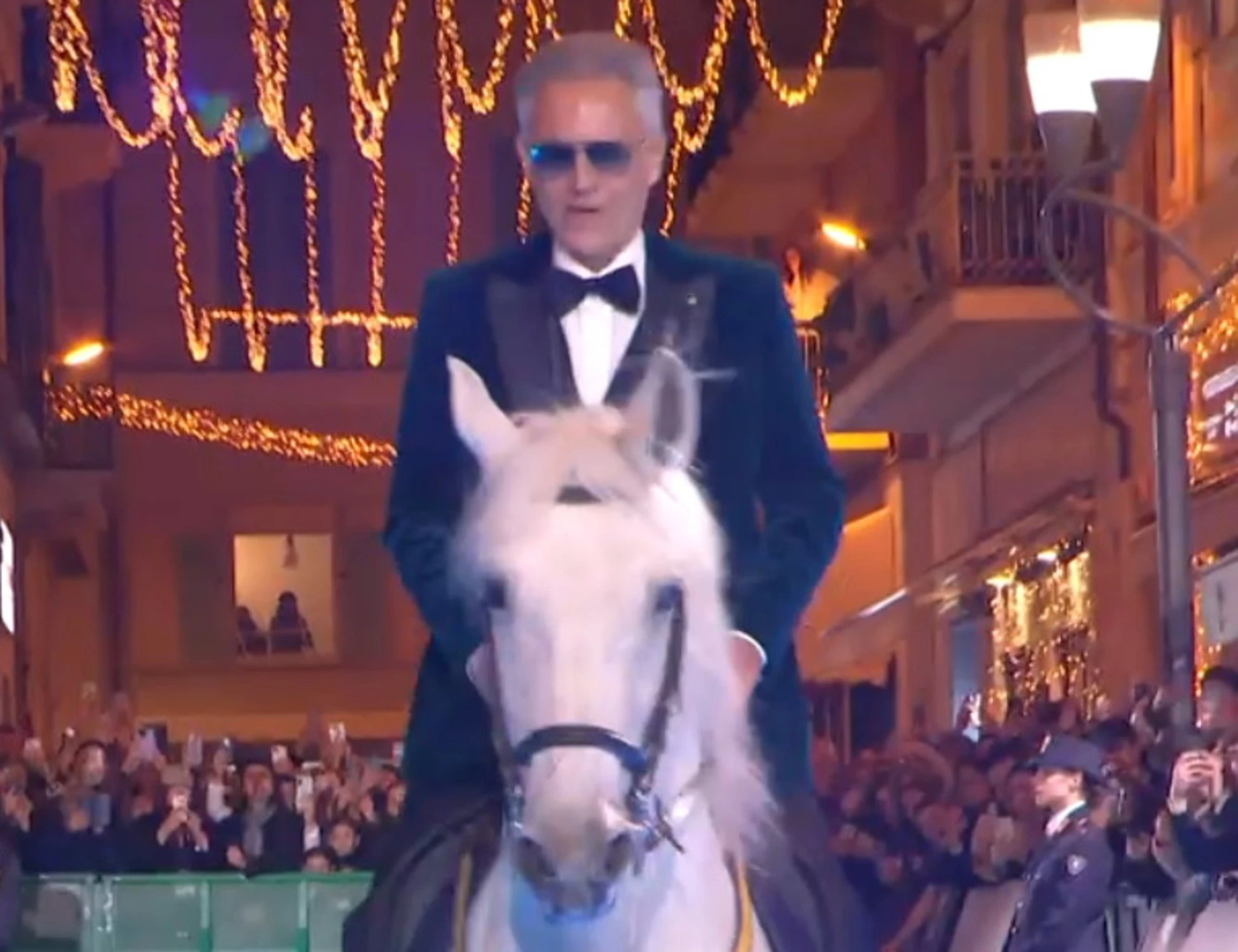 Sanremo 2026, Bocelli arriva su un cavallo bianco: l'omaggio misterioso