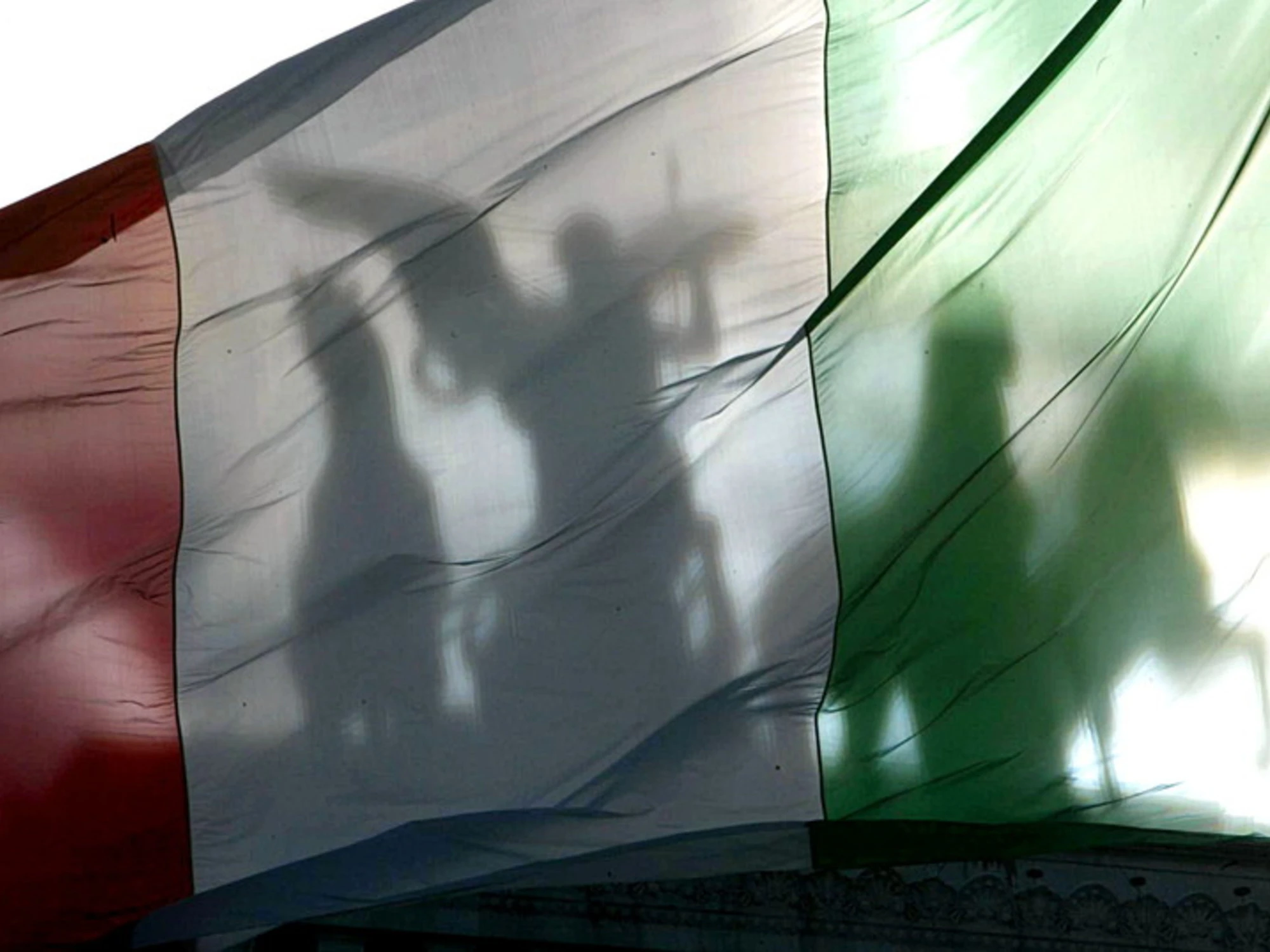  Inno d'Italia, cambia tutto: "In piedi e composti"