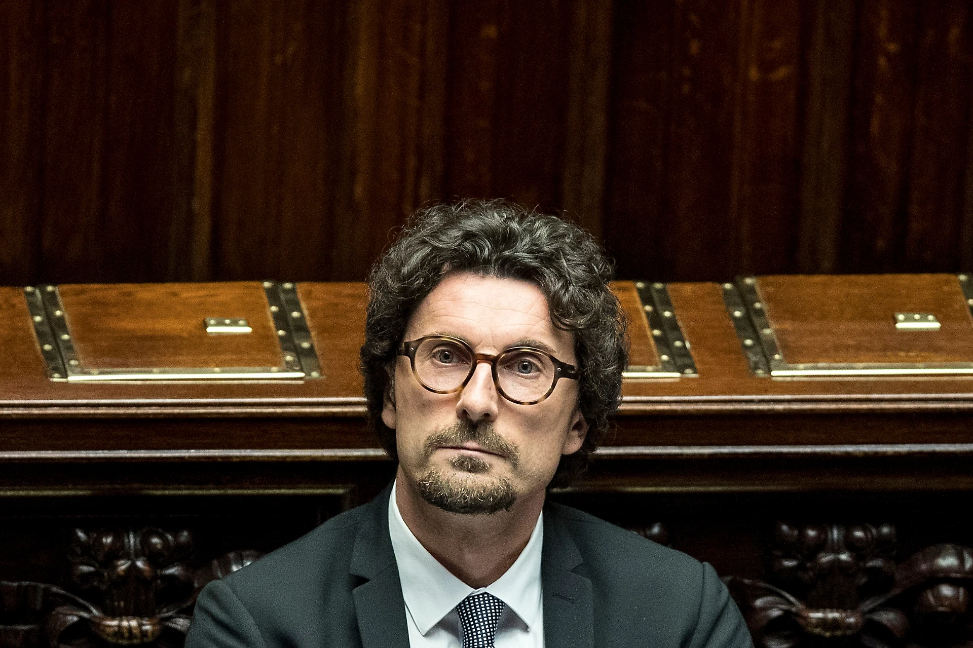 Toninelli ormai è da Zelig: cosa si spinge a dire sui migranti, il delirio su Salvini