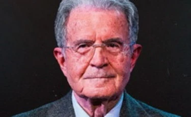 FdI picchia duro contro Romano Prodi: "Nessuna lezione da chi ha svenduto l'Italia"