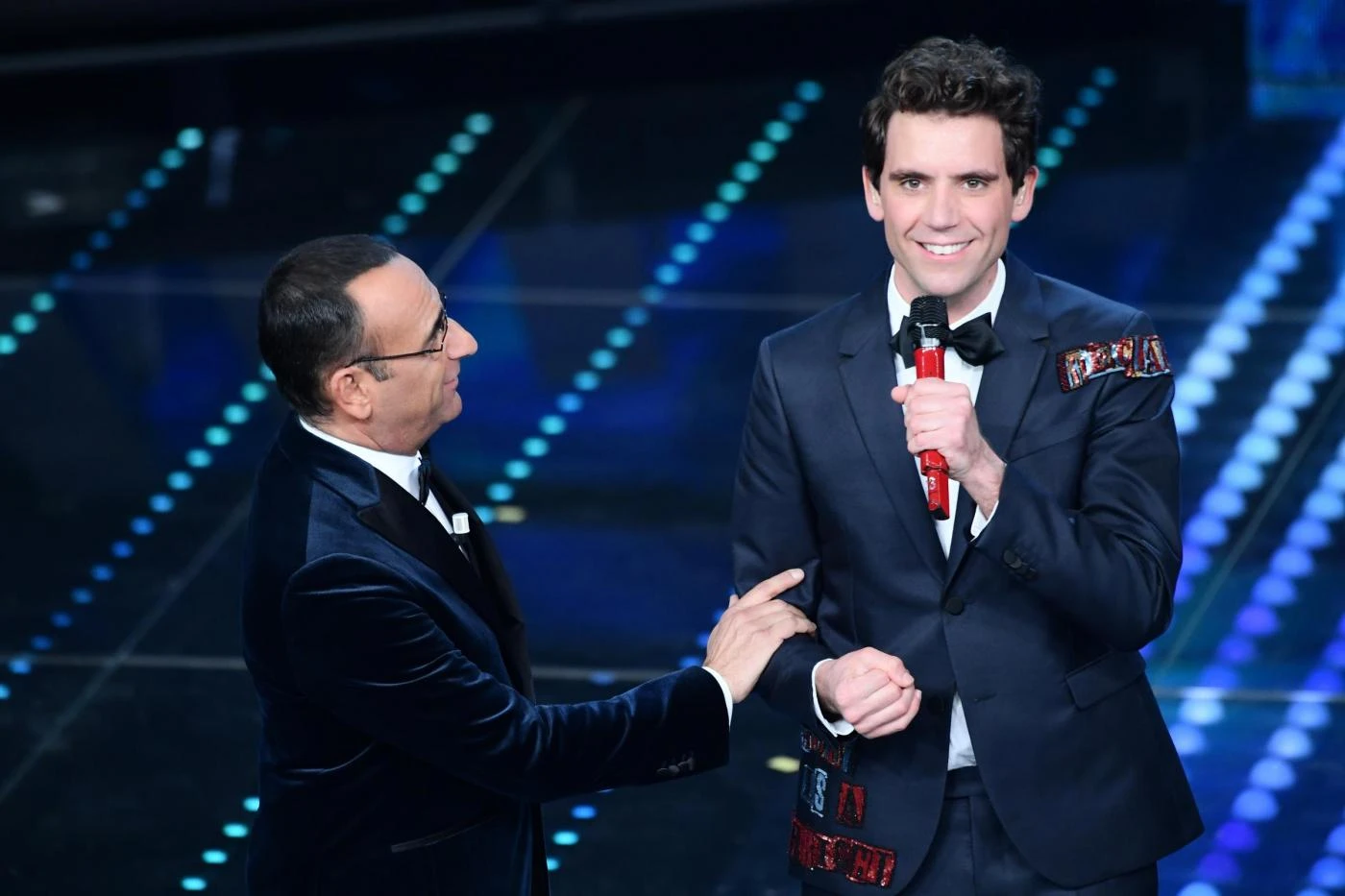 Sanremo 2020, Mika super-ospite dopo il bacio mancato con Carlo Conti: le voci, forse con Amadeus...