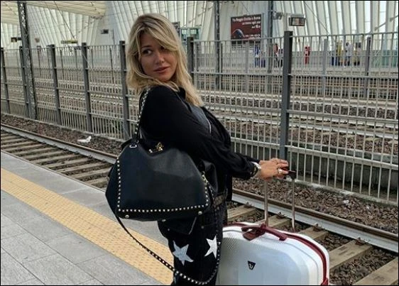 Grande Fratello Vip, Benedetta Mazza derubata: "I miei auguri a questa infelice persona"