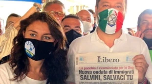 Matteo Salvini con "Libero" in mano: "Ong e immigrazione, questo è un governo malato. Cambiamolo"