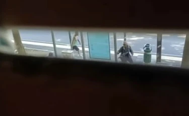 Torino, l'immigrato col martello scatena il panico alla fermata del bus