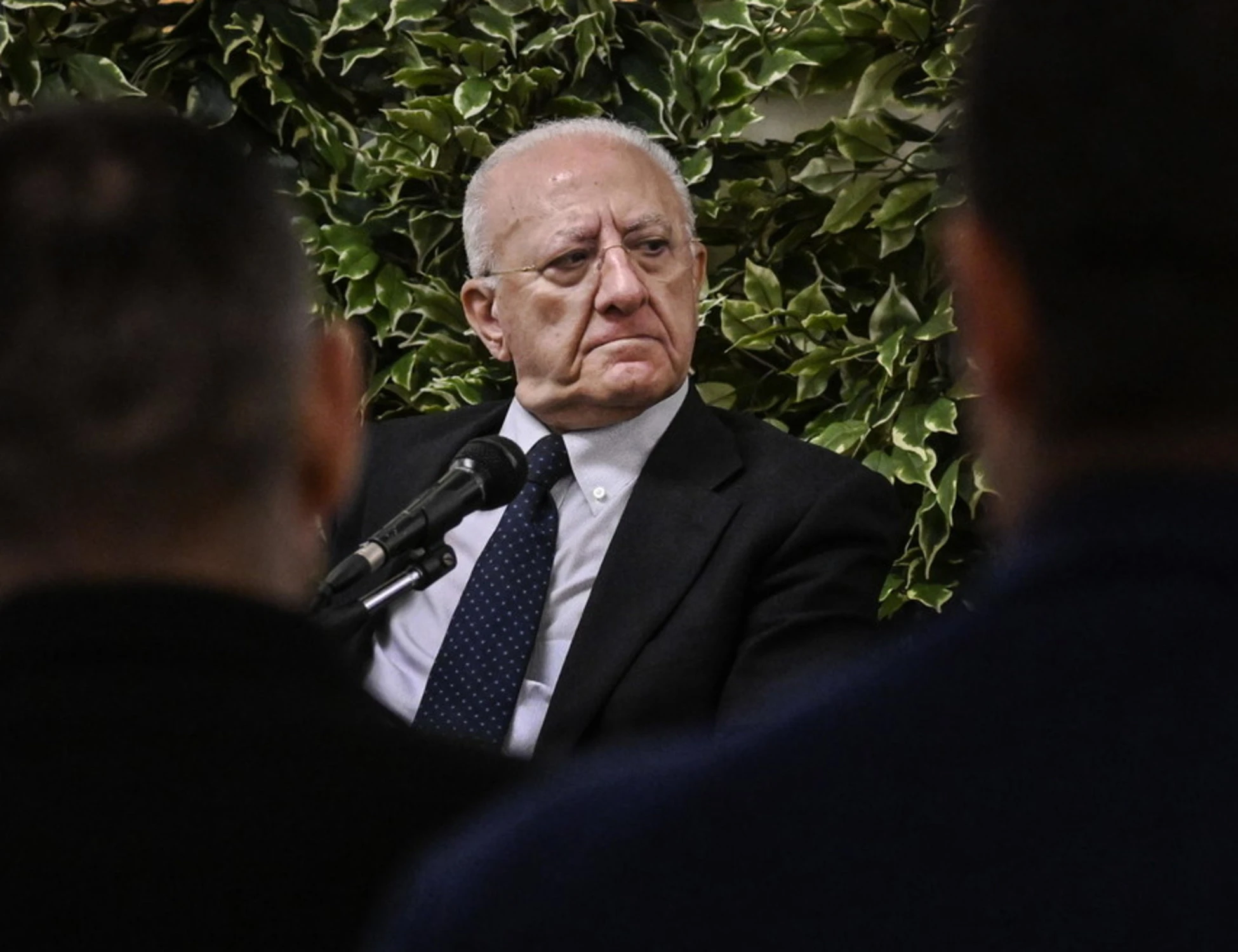 De Luca detta le condizioni: Fico appeso al "re dei cacicchi"