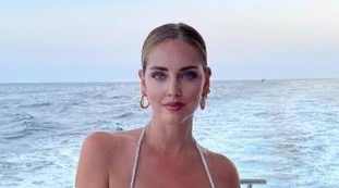 Chiara Ferragni coperta solo da due "sottobicchieri". Si presenta in mini reggiseno, lo sconcerto generale