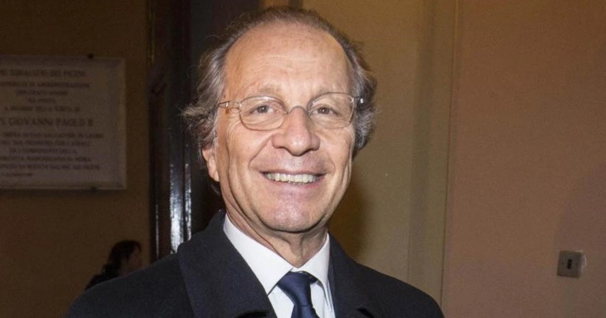 Luigi Bisignani contro il "dittatorello sudamericano" Giuseppe Conte: "Brillantina e capelli tinti ci sono già"