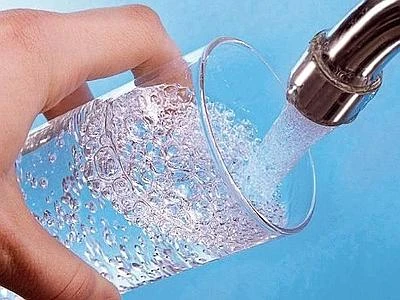 Meno della metà degli italiani beve abitualmente l'acqua del rubinetto