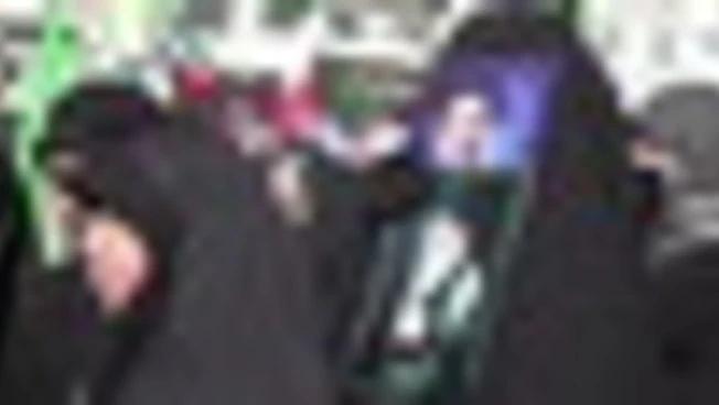 Iran, in migliaia in piazza per giurare fedeltà a Mojtaba Khamenei