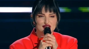 Striscia la Notizia senza pietà, "cosa aveva dietro Arisa": "dettaglio" pesantissimo sul palco dell'Ariston
