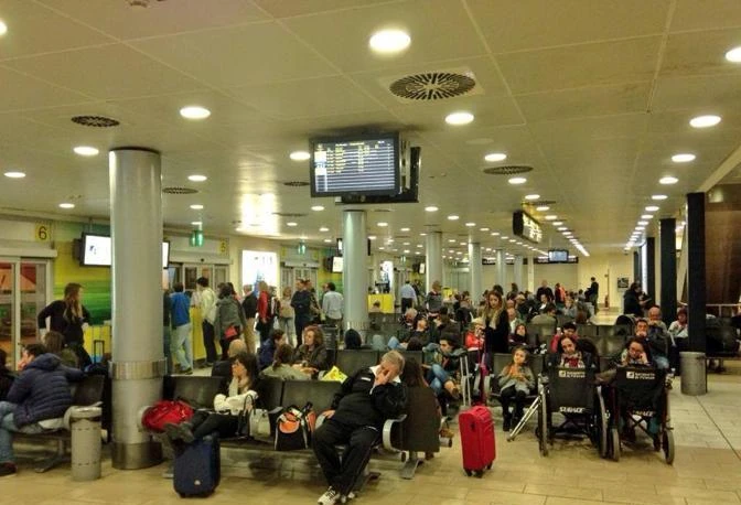 Voli cancellati e aerei in ritardo, gli italiani non reclamano i rimborsi e perdono più di 380 milioni di euro