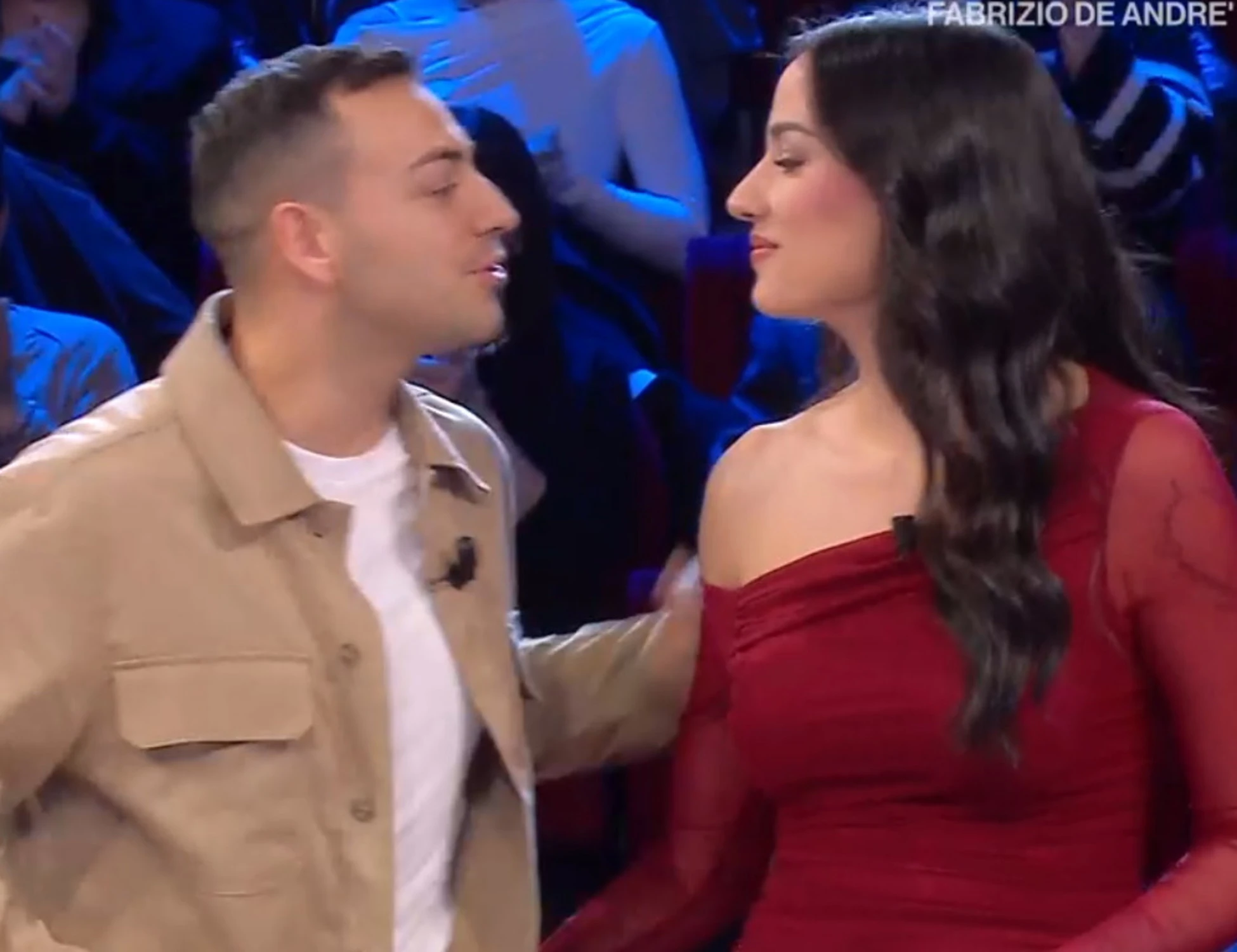 Affari Tuoi, bigliettino a luci rosse di Benedetta: "Ti tampono io". Gelo in studio