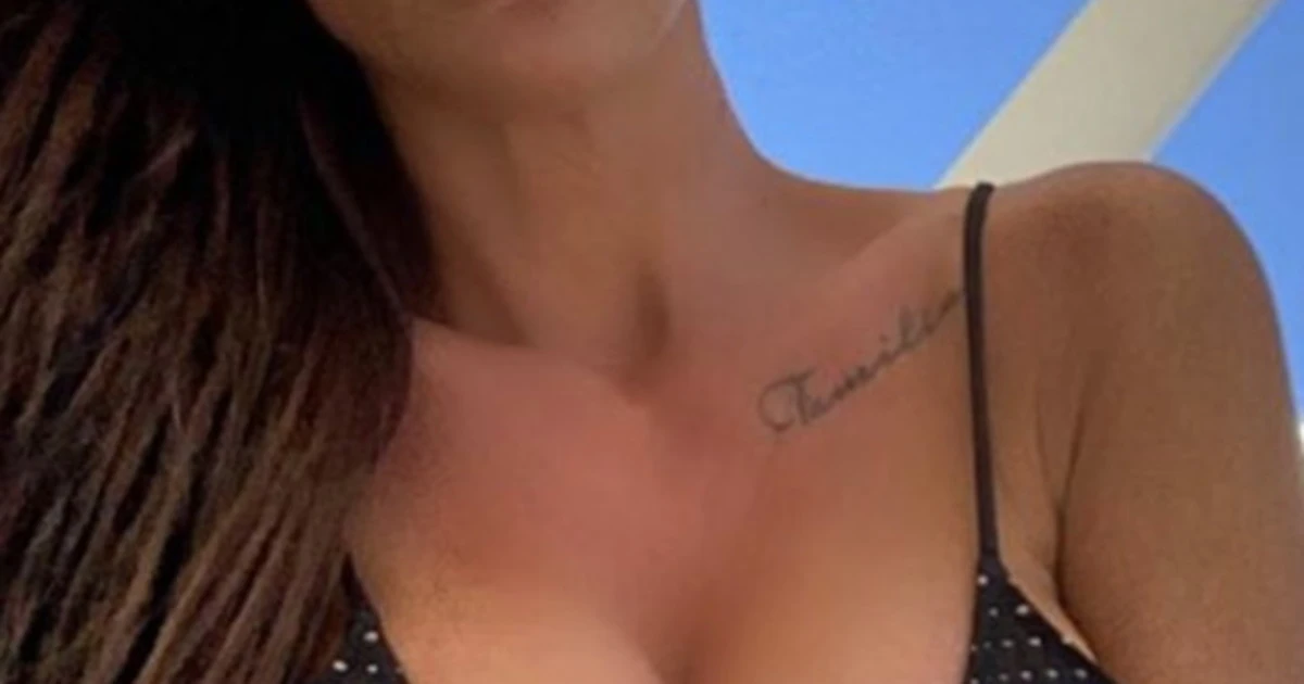 Antonella Mosetti, davanzale strizzatissimo nel bikini: il dettaglio provocante dell'ex di Non è la Rai