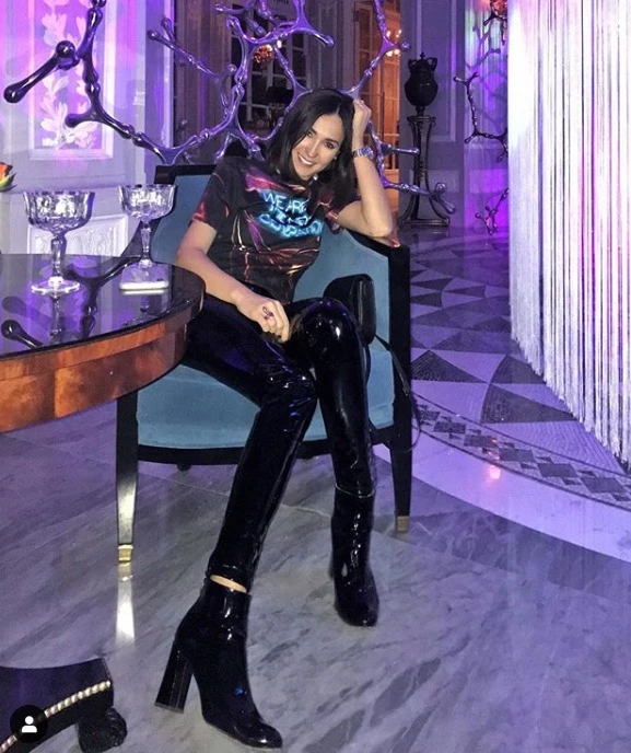 Vieni da me, Caterina Balivo e il look sadomaso con pantaloni di pelle in lurex / Guarda