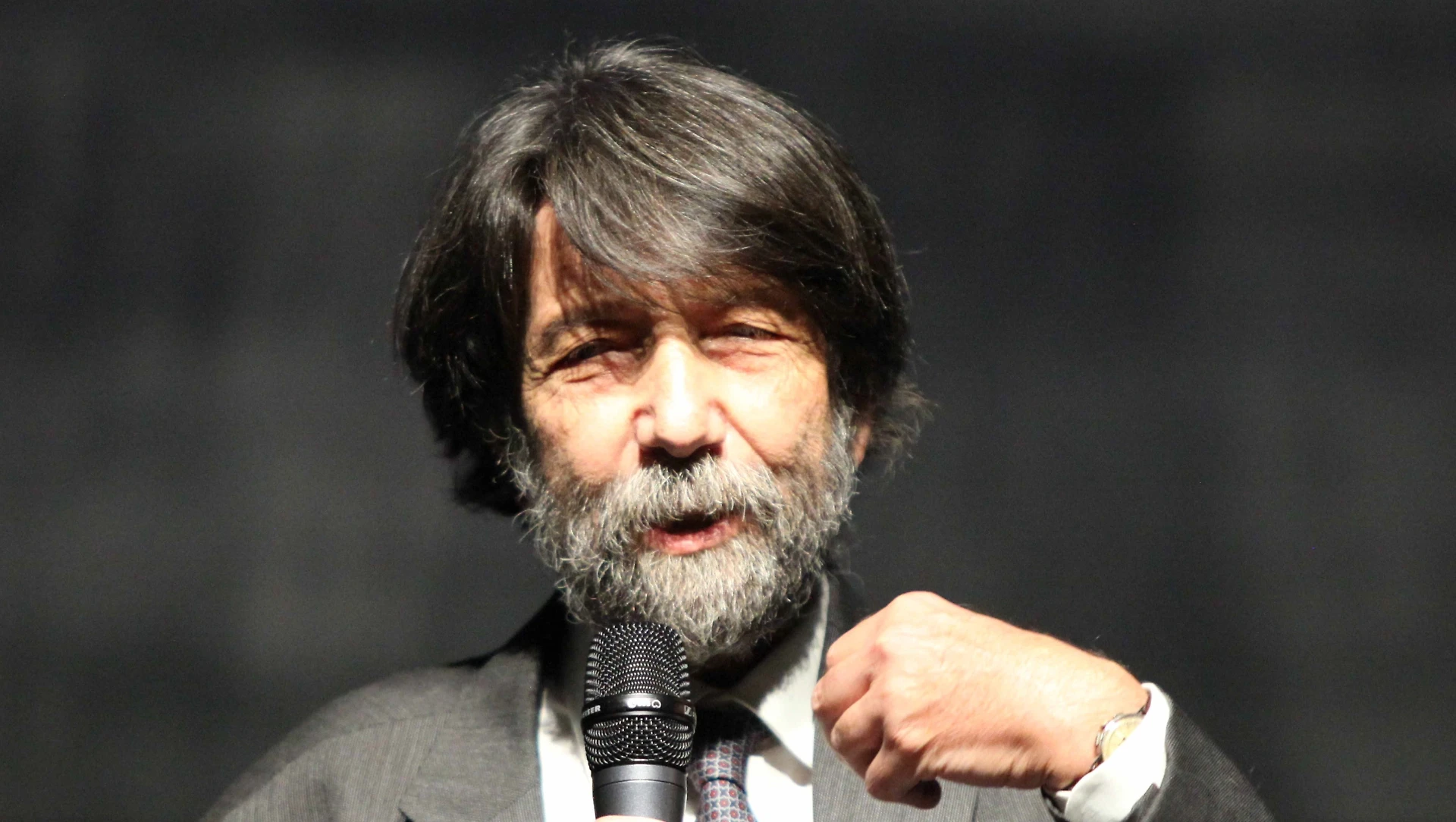 Massimo Cacciari, il mistero dei capelli neri e la sfida: "Poi però voglio 10mila euro"