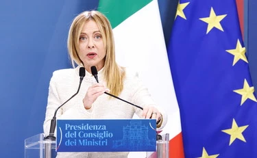 Btp, Parigi affonda nei debiti mentre l'Italia trionfa: il segnale dai mercati