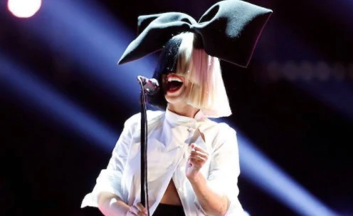 La cantante Sia batte i paparazzi: nuda sul suo profilo Twitter
