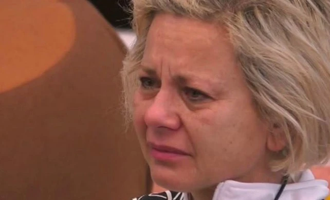 Grande Fratello Vip, Antonella Elia pronta a mollare il reality? "Non sono a mio agio, non riesco a dormire"