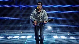Sanremo 2025, Clara (9) Barbie magia delle feste,  Bennato (7) ma (2) alle scapre e Olly (5) vestito con il blackout