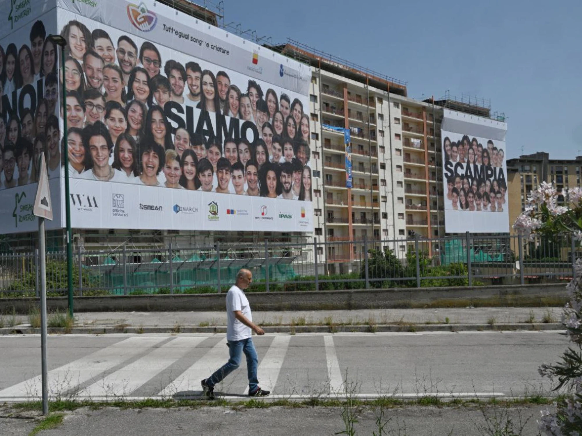 Scampia, un 14enne accoltellato nel bagno della scuola