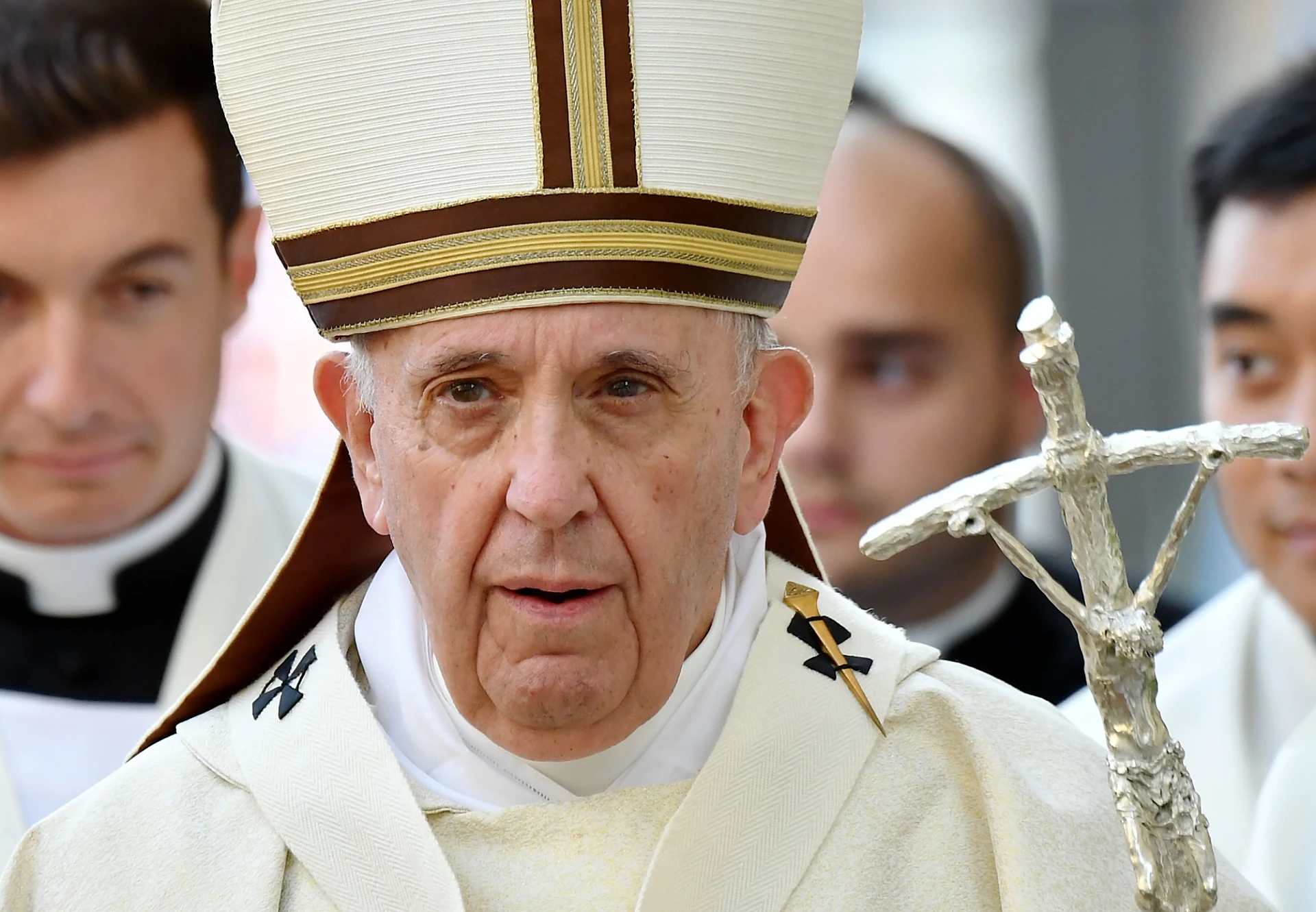 Sinodo, Papa Francesco nel mirino: il piano per permettere il matrimonio tra preti