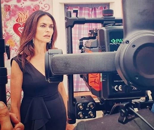 Italia Sì, Marco Liorni sorpreso dalla telefonata in diretta di Maria Grazia Cucinotta al marito: lacrime
