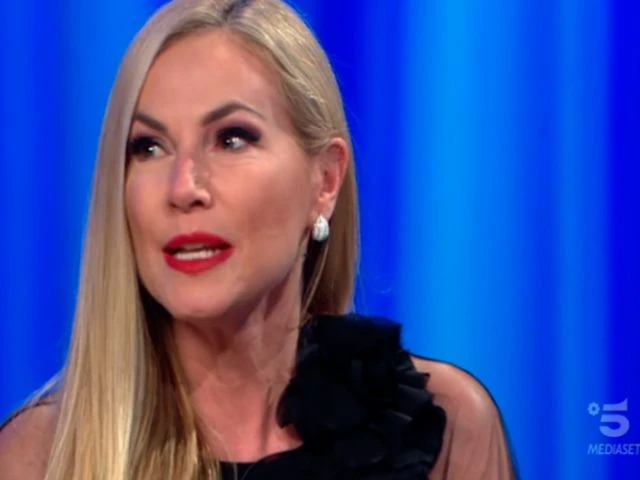 Federica Panicucci, il crollo emotivo sul palco del Maurizio Costanzo Show: la domanda che le commuove