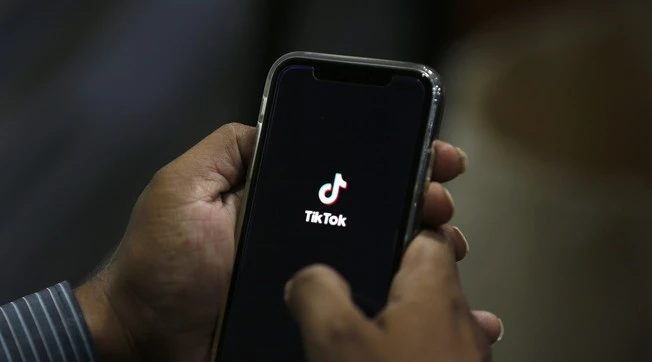 Palermo, morte cerebrale per una bimba di 10 anni: "Stringi la cintura al collo", il terrificante gioco online che sconvolge l'Italia