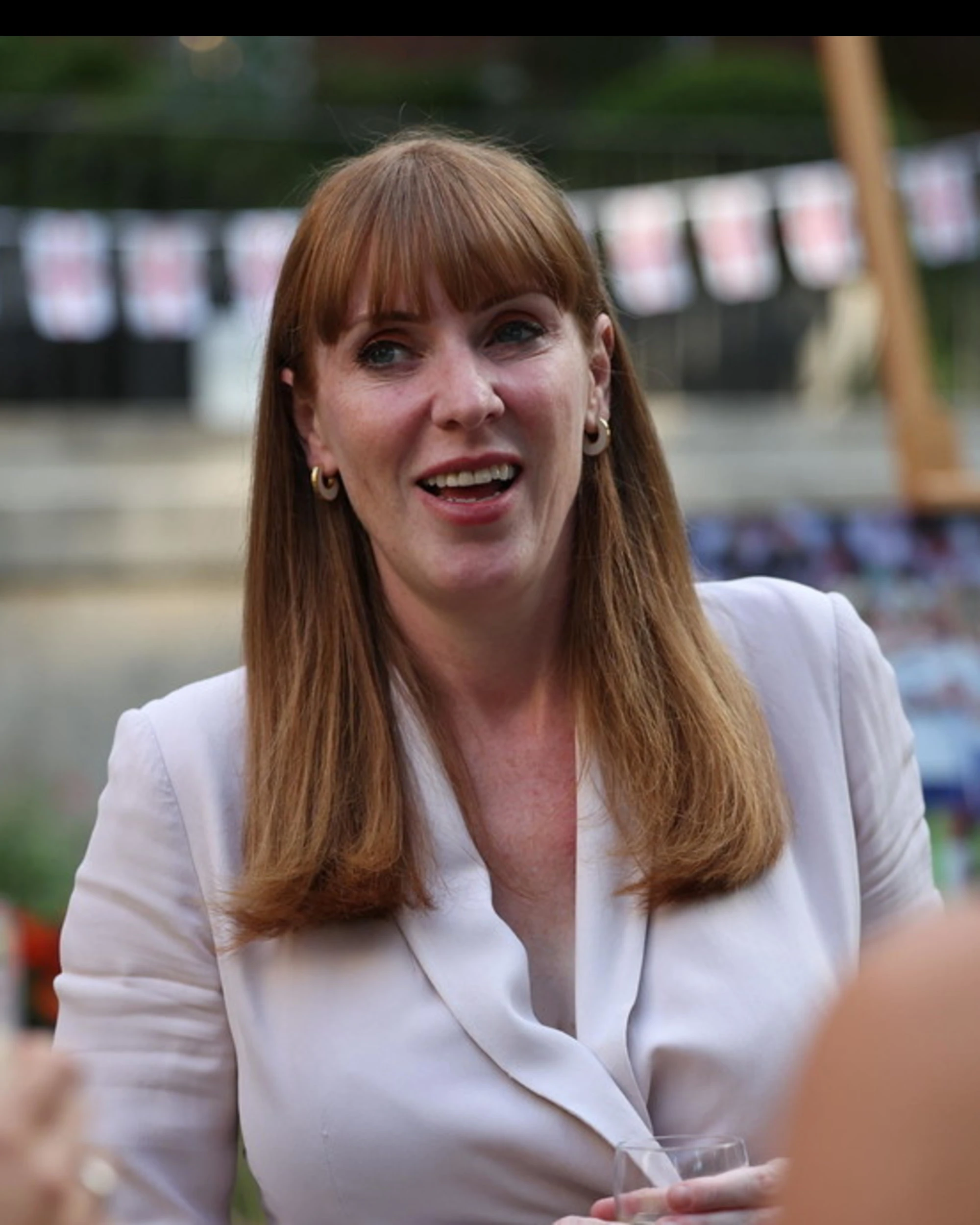 Angela Rayner si dimette: evasione fiscale, Starmer e sinistra a picco. Vola Farage