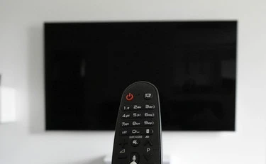 La smart tv che registra le tue conversazioni a schermo spento: il noto marchio sotto accusa