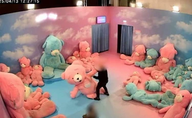 Roma, alla mostra pesta l'orso. Ma... chi c'era dentro