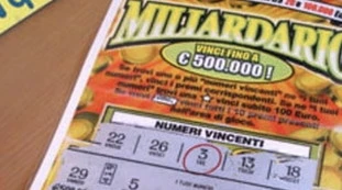 Napoli, anziana vince 500mila euro al Gratta e Vinci: il tabaccaio ruba il biglietto e scappa in scooter