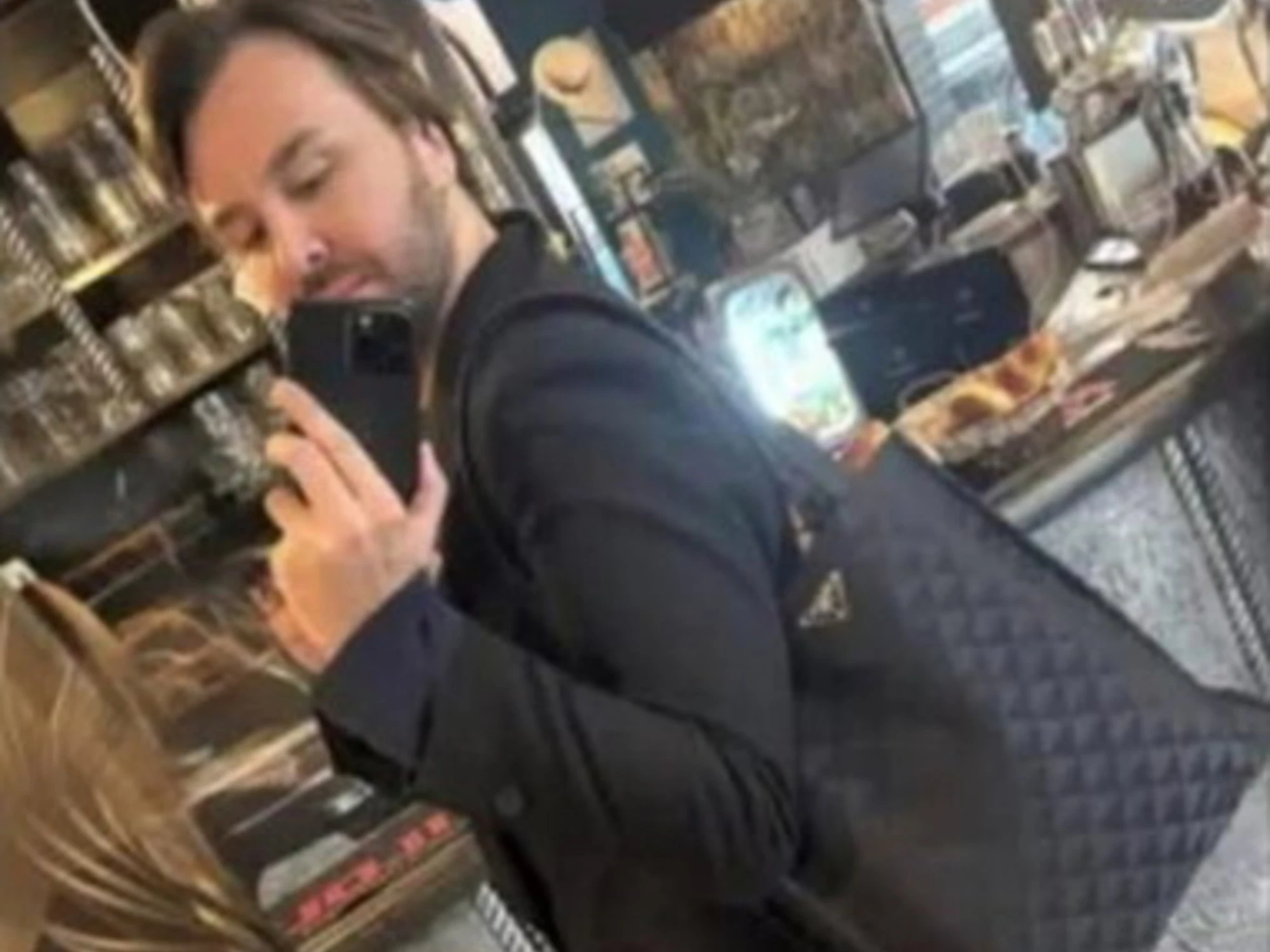 M5s, l'europarlamentare e le borse di Prada? Come si copre di ridicolo