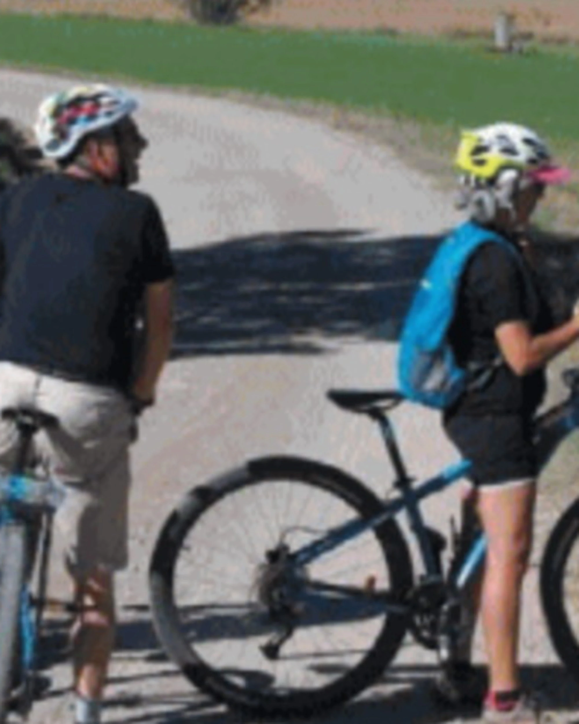 Sirtori, il paese caccia i ciclisti: "Si lavano al cimitero e disturbano"