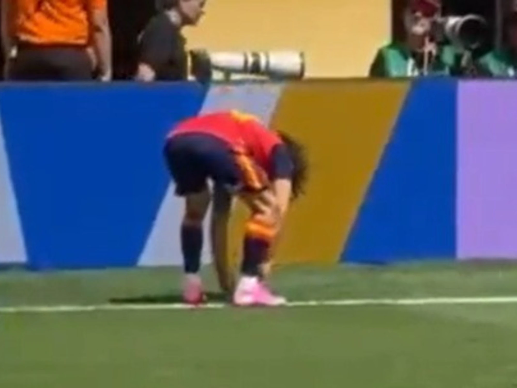 Cucurella e la moneta sepolta: il clamoroso rituale prima del calcio d'inizio