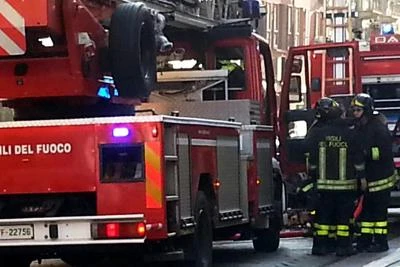 Canna fumaria va a fuoco, perde i sensi ma i pompieri la salvano
