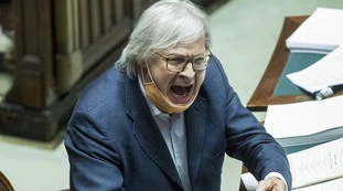 Vittorio Sgarbi contro Roberto Fico: "Pagava la colf in nero, è come i furbetti del bonus. Si dimetta"