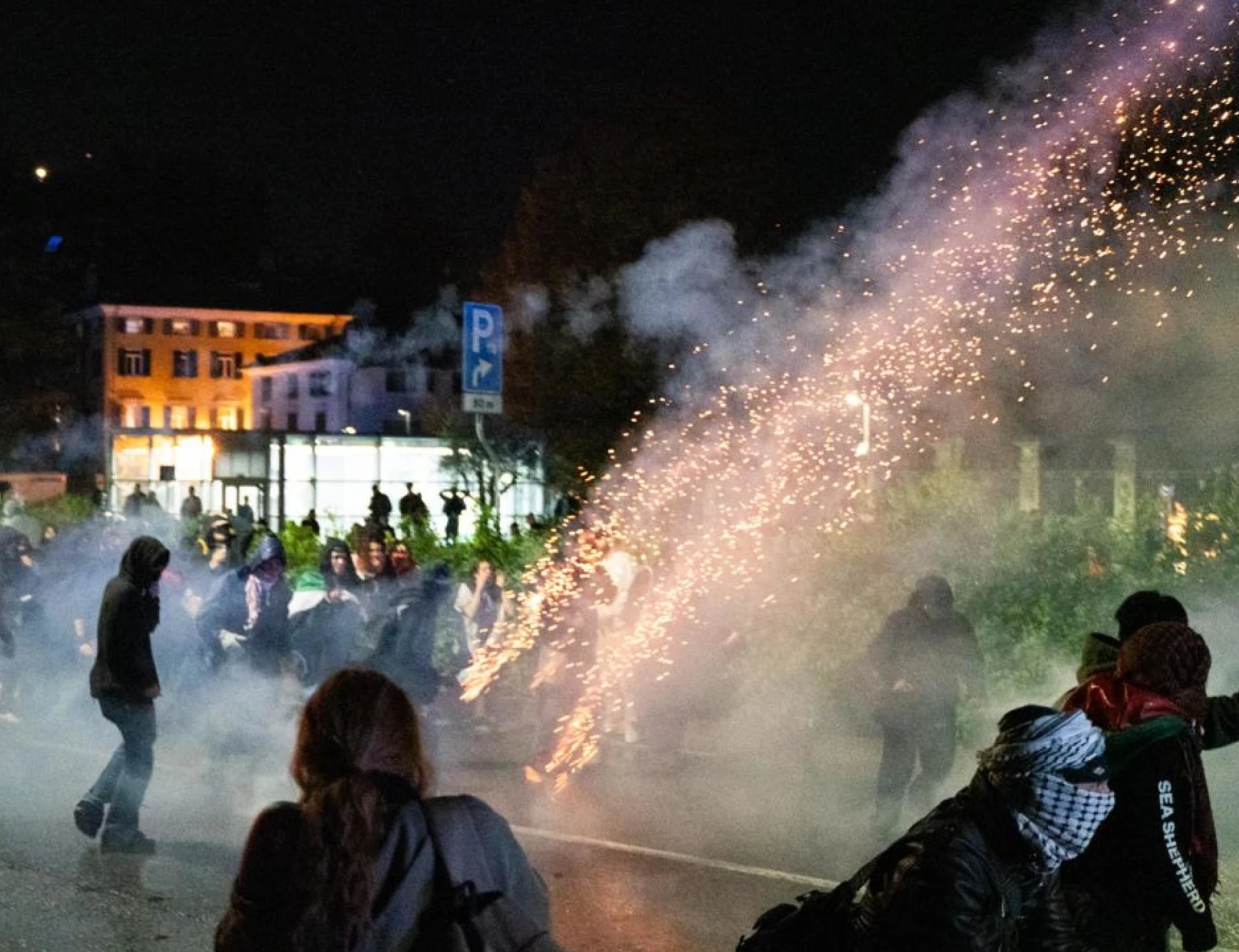 Roma, pro-Pal tentano di bloccare la Festa del Cinema: scontri con la polizia