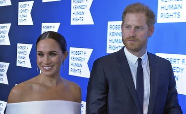 Harry e Meghan "turisti della tragedia": è bufera