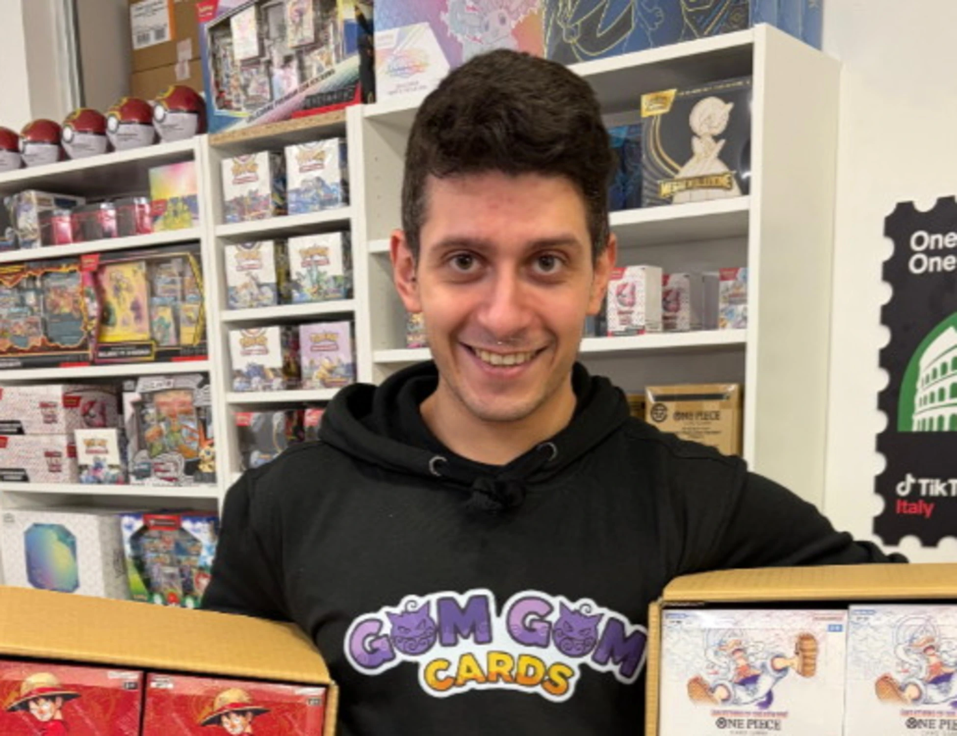 Gom Gom Cards sbarca online: il nuovo e-commerce TCG che porta lo “spacchettamento” in diretta su TikTok