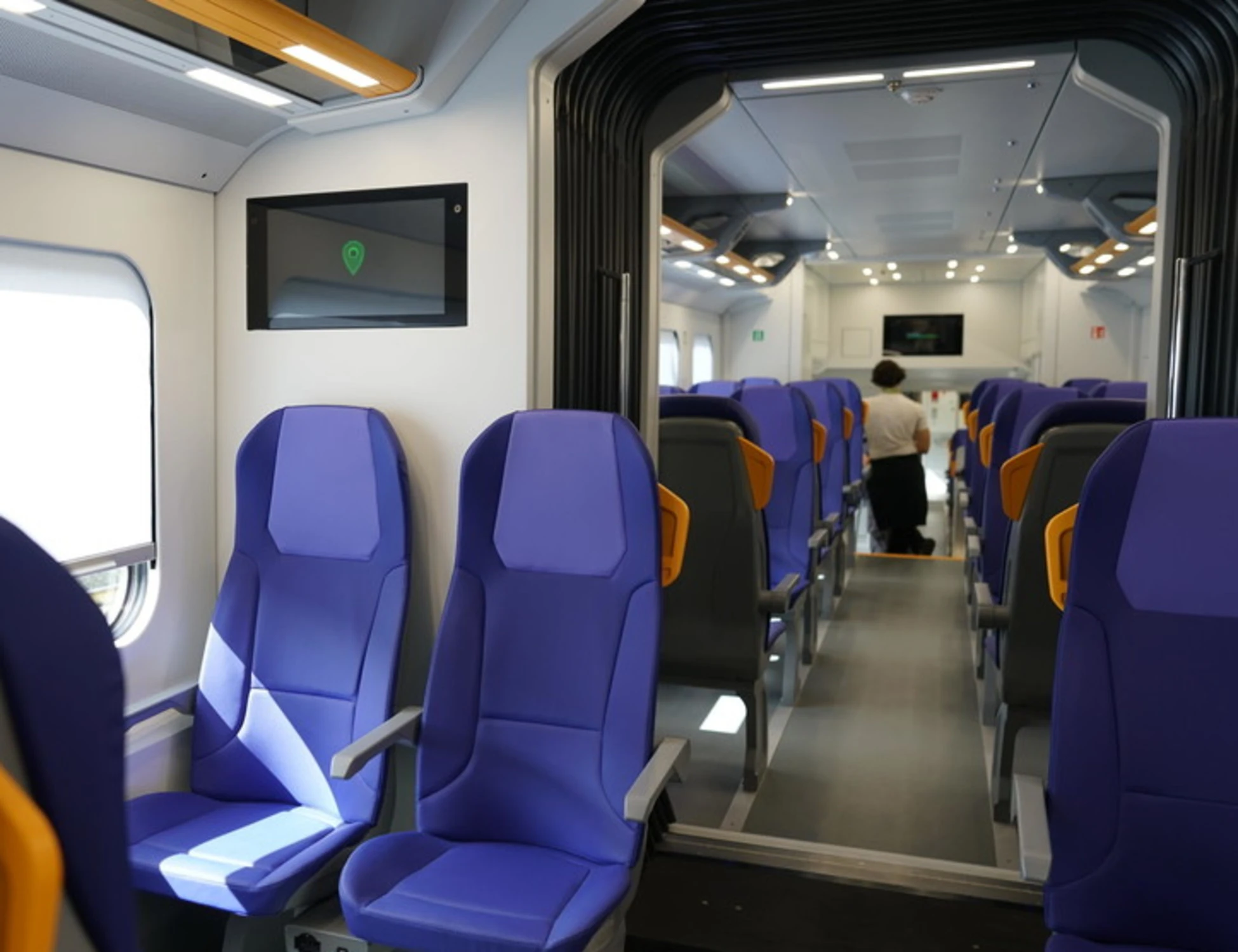 Arezzo, immigrato bacia sulle labbra una ragazza che dorme in treno: arrestato