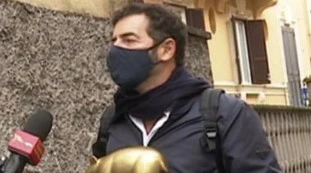 Striscia la Notizia insegue Alberto Matano: “Lorella Cuccarini? Chiedetelo a mia madre”, volano stracci