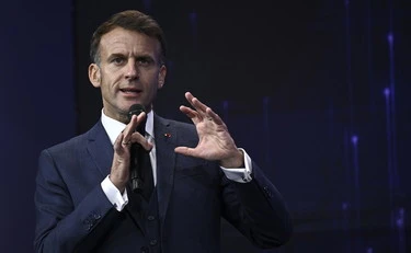 Emmanuel Macron, un terremoto: fa affari di nascosto con Putin