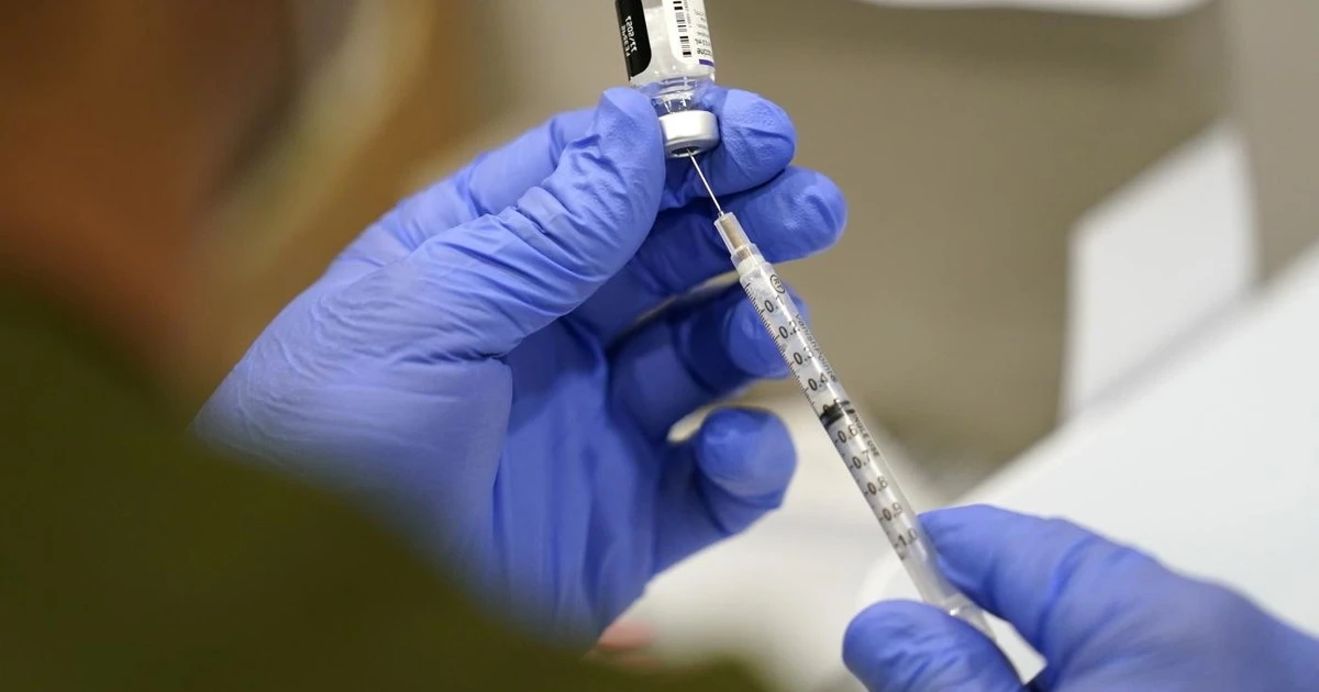 Covid, "tamponi immersi nel vaccino Pfizer". Chi c'è dietro questa menzogna