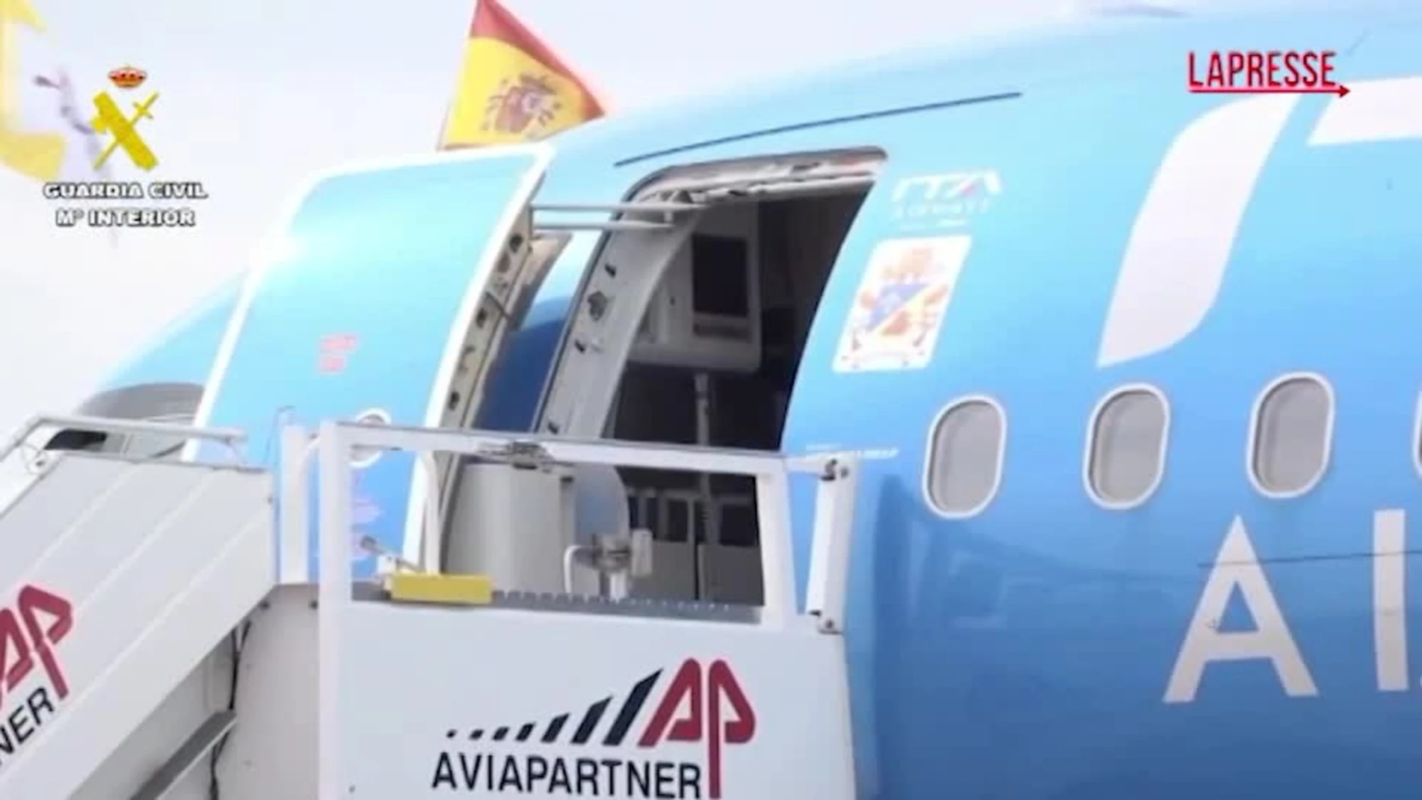 Papa Leone XIV arriva a Madrid: l'accoglienza dei Reali in aeroporto